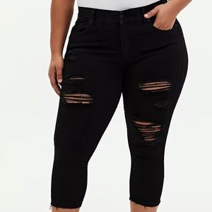 TORRID BOMBSHELL SKINNY CROPPED DISTRESSED BLACK